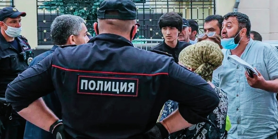 Только тогда встал мигрант во время гимна РФ на турнире МММ, когда ему сзади  придали ускорение: сразу всё понял