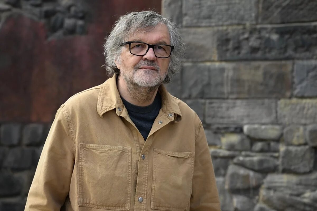    Общение с будущими кинематографистами Кустурица начал с темы, которая его явно очень волнует, — он призвал студентов снимать фильмы только для большого экрана, потому что только так можно передать эмоции.