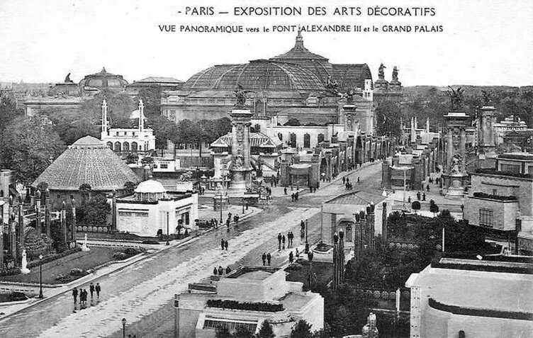 1. Вид на павильоны 1925 года в сторону моста Александра III и Большого Дворца.