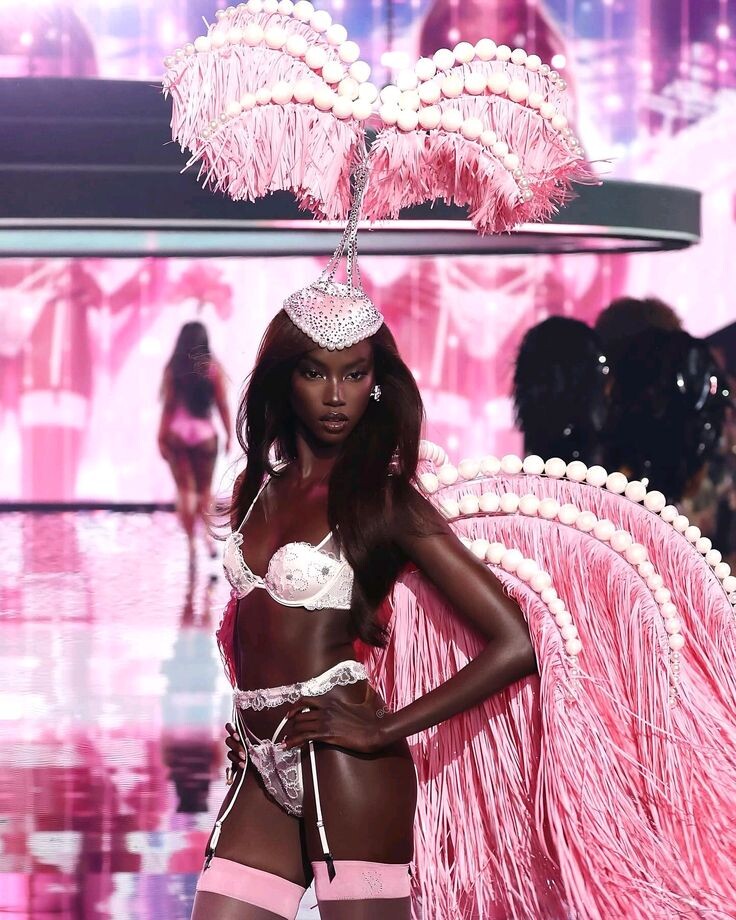 Анок Яй во время показа Victoria Secret 2025 Ирина Карнова  📷
