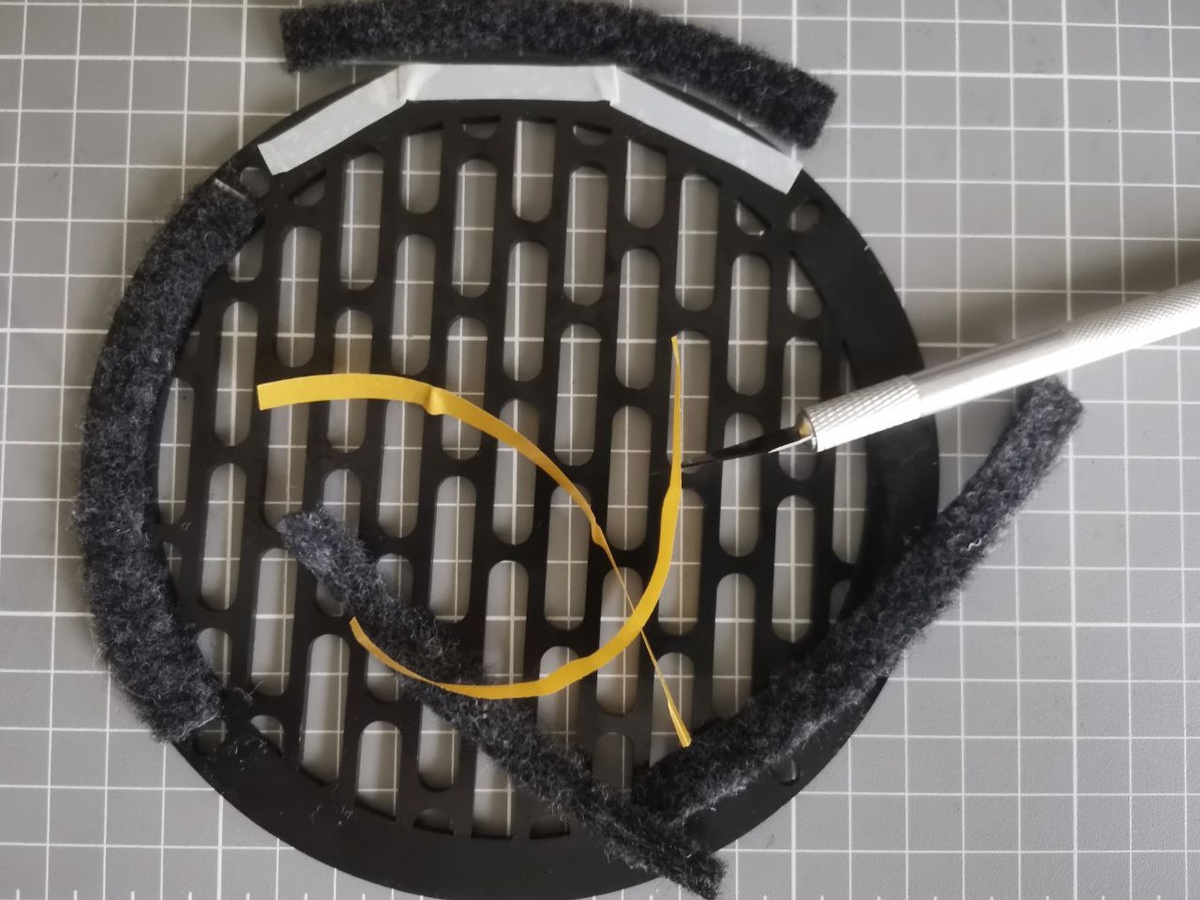 Лучше клеить карпет на решётки двухстороннем скотчем, иначе, растворитель в клее, типа Момента, разъест материал решёток