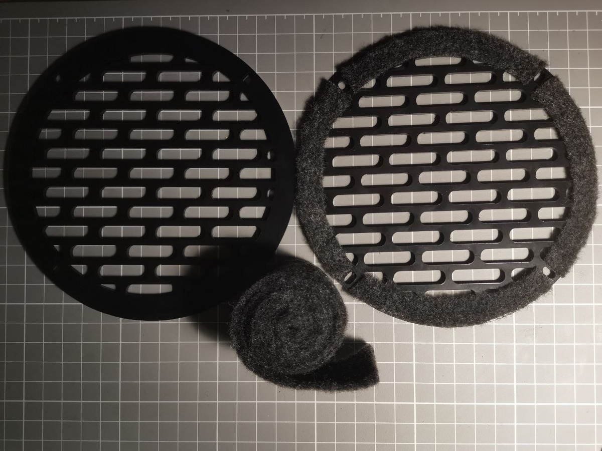 Проклеиваем тыльную сторону грилей лентой антискрип или автомобильным карпетом