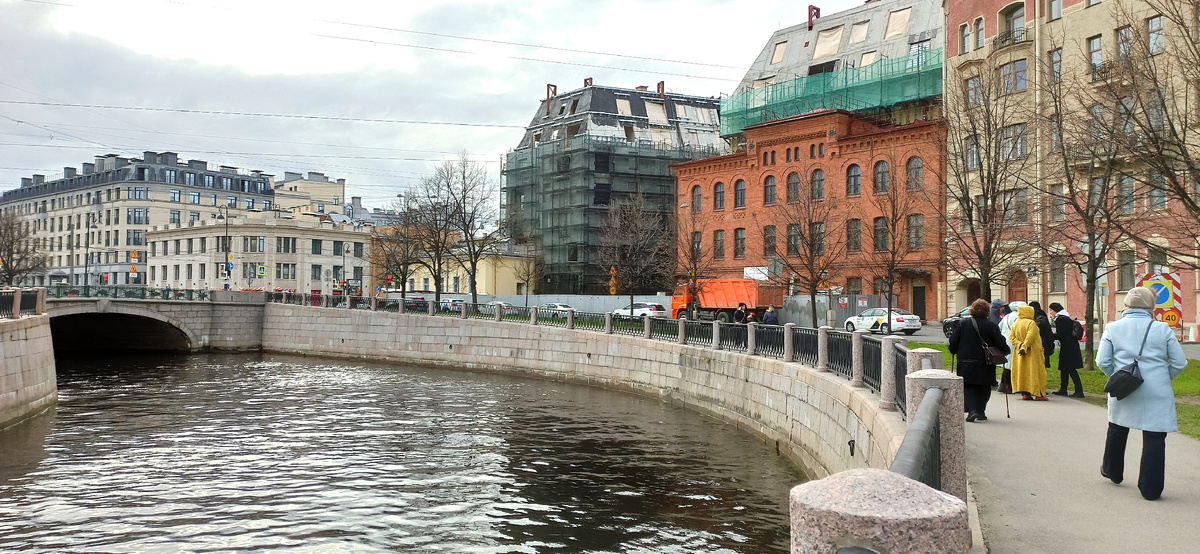 Набережная реки Карповки. Татьяна справа в черном пальто и берете