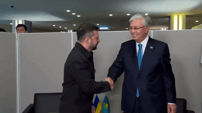 Кадры встречи Токаева и Зеленского