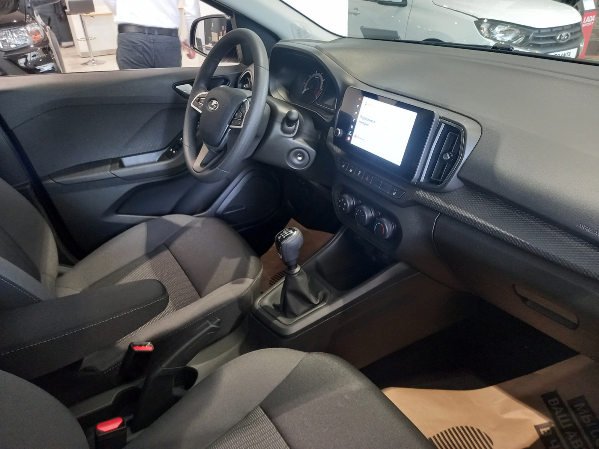 Интерьер нового седана Lada Iskra.