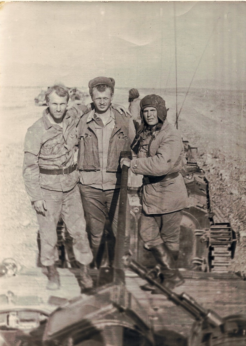 Владимир Олегович Сидельников (слева) с боевыми товарищами. Афганистан