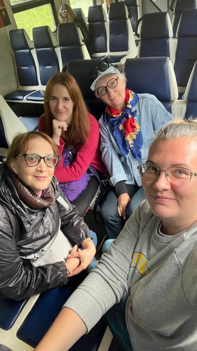 Самые стойкие "лавроходы" в электричке из Москвы  до Абрамцево. Фото из архива экскурсовода Екатерины Даниловой.