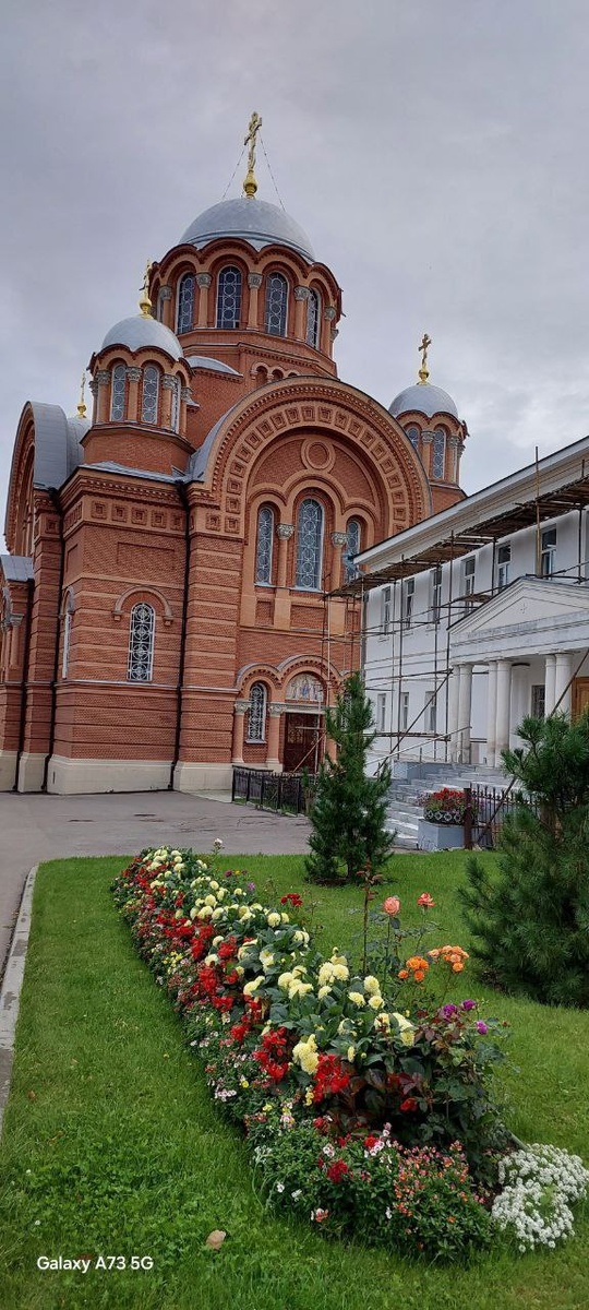 Покровский Хотьков монастырь - один из древнейших в Подмосковье. Здесь уже в пожилом возрасте приняли постриг, а затем были похоронены благочестивые Кирилл и Мария, родители преподобного Сергия Радонежского, основателя Троице-Сергиевой лавры. Они считаются образом истинной христианской семьи. Первоначально монастырь был смешанным, в нем подвизались старцы и старицы. В 1504 году преобразован в женский. Фото из архива Людмилы Перовой.