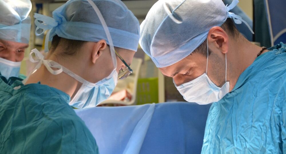 – Разряд! – скомандовал Пал Палыч. Соболев отступил от стола, подняв согнутые в локтях руки. Тело пациента подпрыгнуло. Писк продолжался