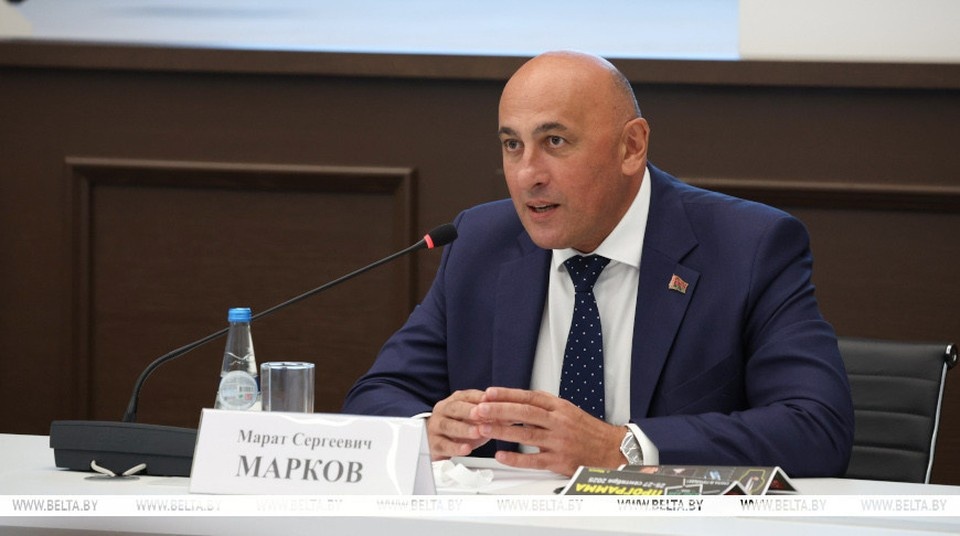    Министр информации Марат Марков сказал о перспективах создания телеканала «Беларусьфильм». Фото: БелТА.