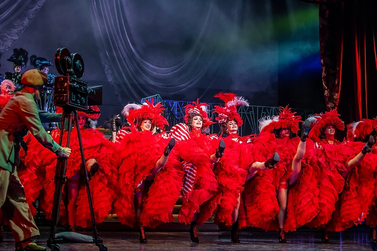    Фото со спектакля «Весёлая вдова», источник: Московский театр оперетты