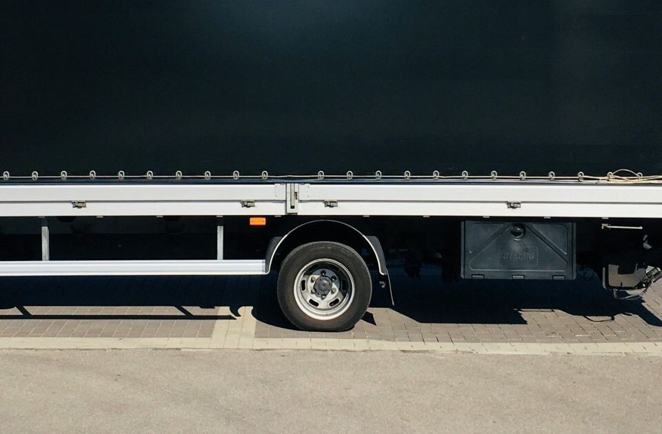    Автомобиль. Грузовик. Перевозки. Источник: unsplash.com