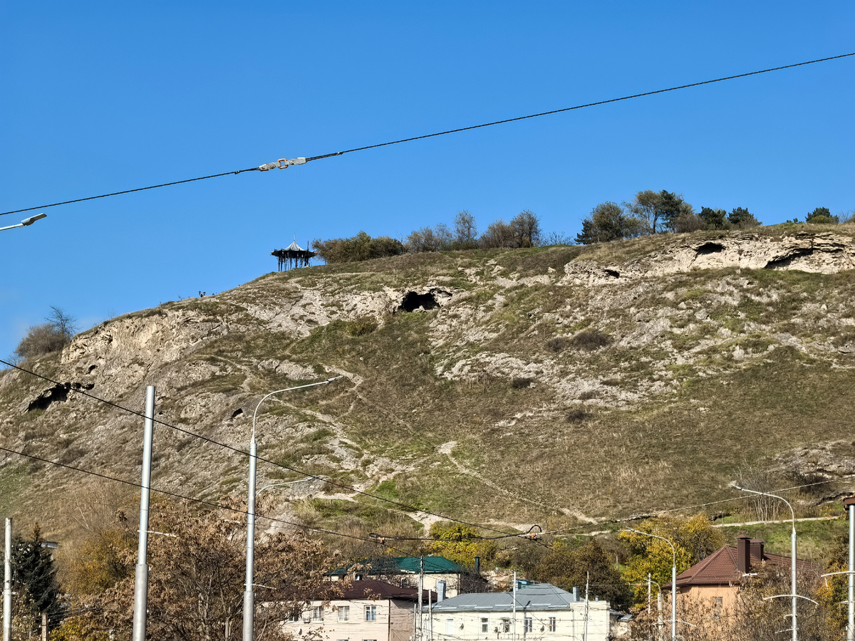 Наверху видно Китайскую беседку, вот туда мы должны были идти прямо по горе, как горные козочки