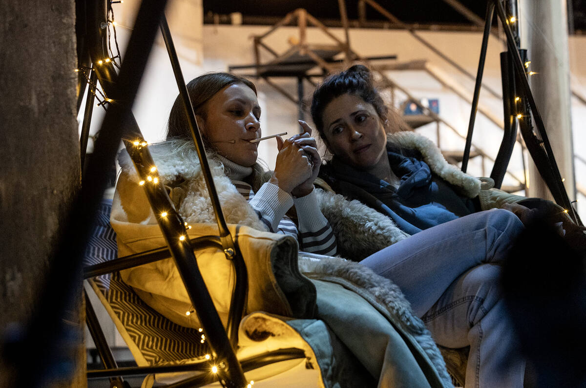 Илона и Полина , сцена из спектакля, фото с официального сайта МТЮЗ