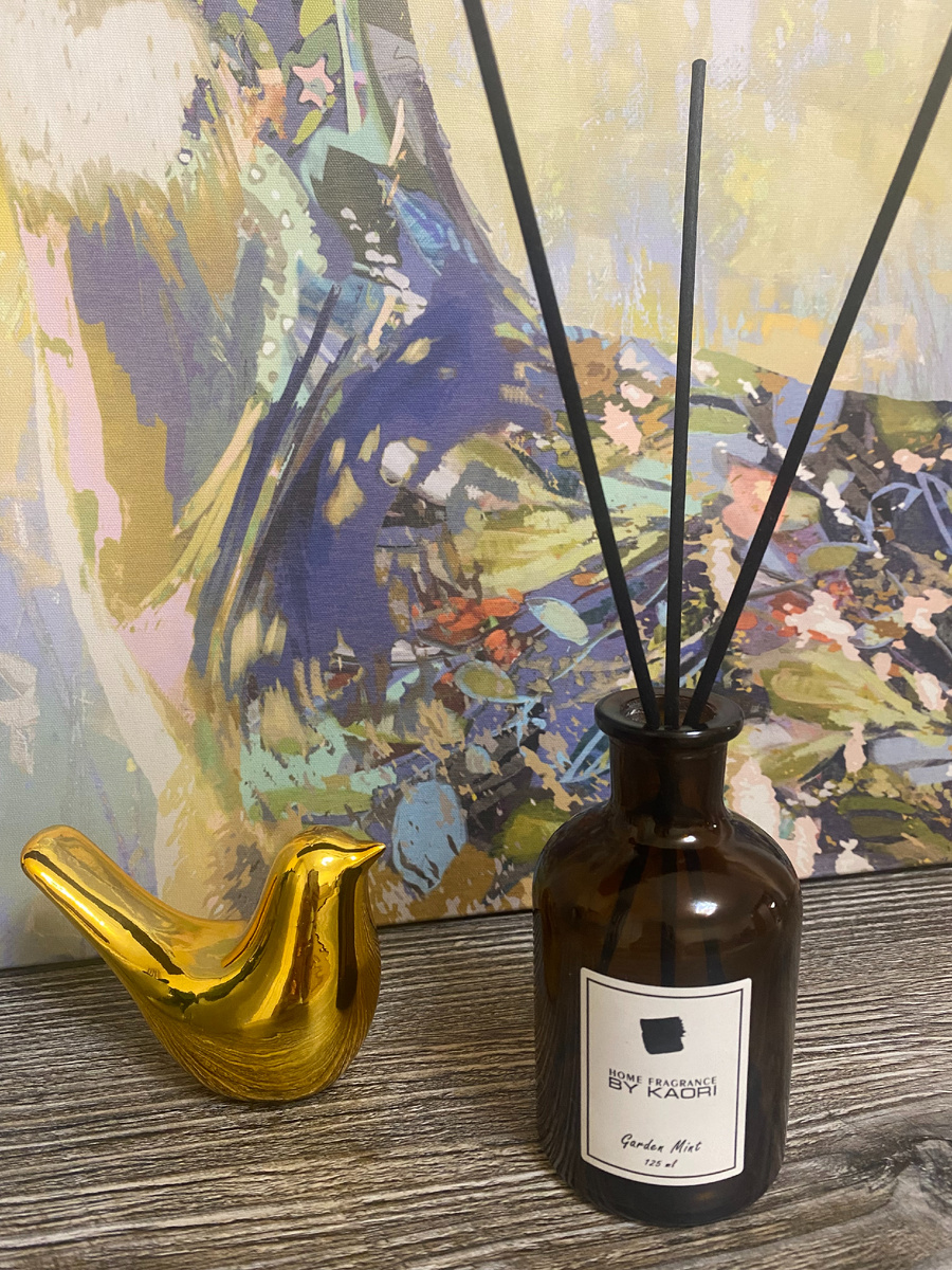 Не знаю, кто придумал этот аромат, но он определённо знал, как пахнет состояние “я дома, всё хорошо, можно просто быть”.