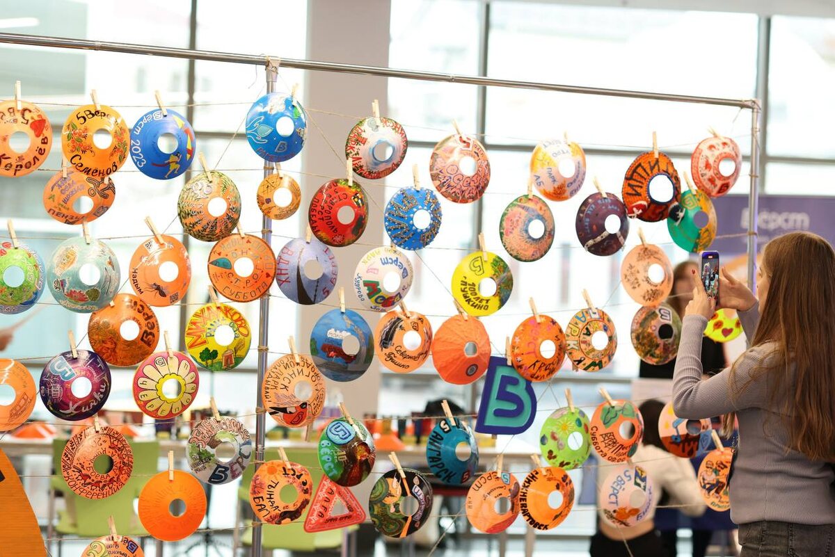 Вторая всероссийская конференция ключевых волонтёров 5 вёрст, выставка фишек. Фото: Сергей Ловкий