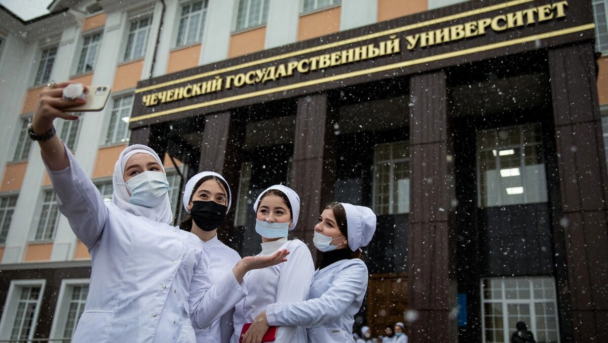 Выпускники бесплатных отделений медвузов отправятся по распределению отдавать долг родине. Фото: Елена Афонина, ТАСС