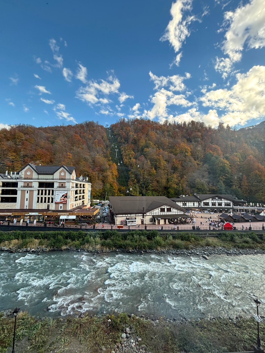 Фото автора. Вид на канатную дорогу «Олимпия» и кассы с другого берега Мзымты 