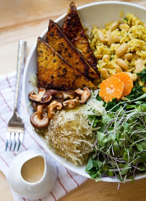 Смузи на завтрак. Овощи на обед. Бобовые на ужин. И чай — без спешки. И да, растительная еда тоже может быть вкусной!