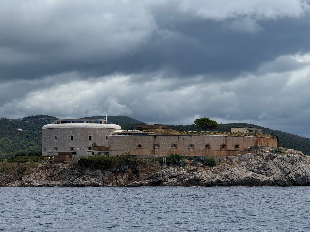 Даже став роскошным отелем, в пасмурную погоду остров проявляет свою мрачную историю.