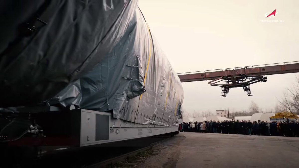 "Союз-5" в защитном покрытии транспортируют по железной дороге на Байконуре (Кадр из репортажа ГК Роскосмос)