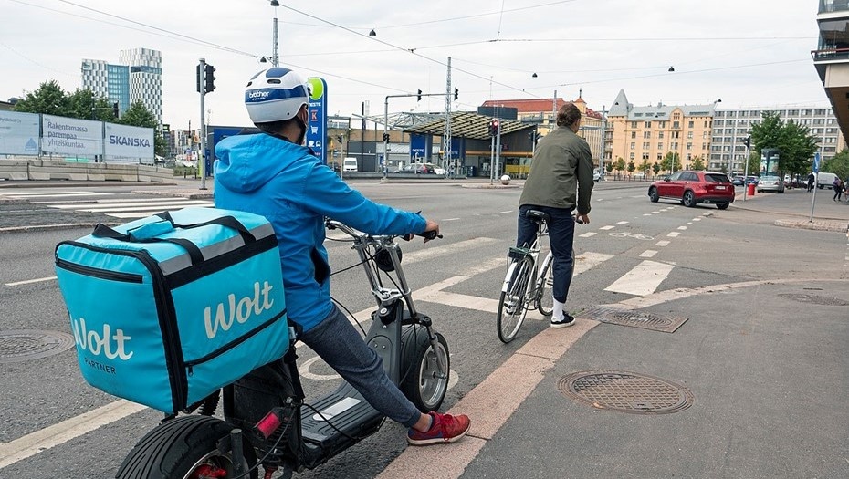 Автор фото: Pekka Vyhtinen / commons.wikimedia.org. Курьер сервиса доставки Wolt в Хельсинки, Финляндия.
