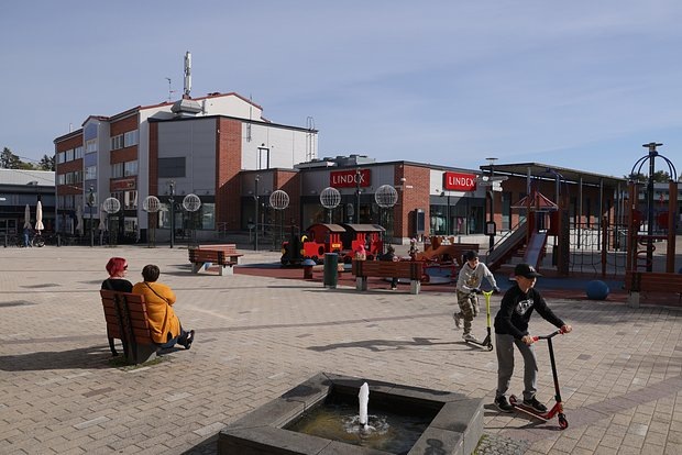    Люди отдыхают на пешеходной улице в центре города 25 мая 2022 года в Иматре. Фото: Sean Gallup / Getty Images