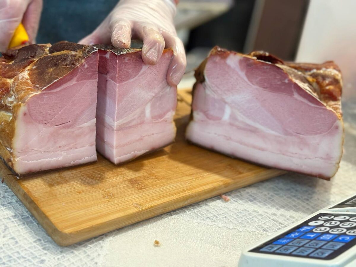 Это сало-мясо горячего копчения. Мрамоный рисунок 