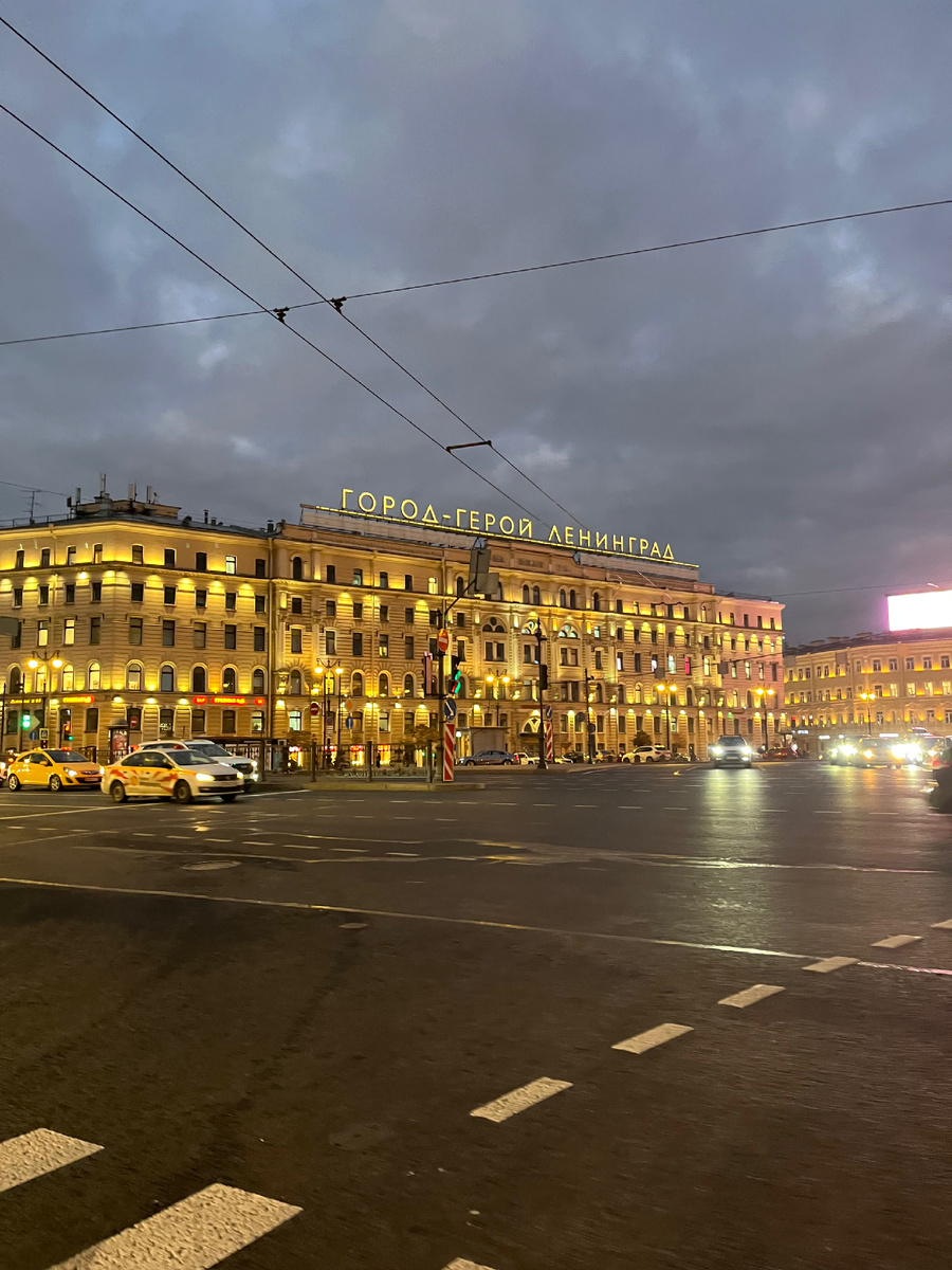 Ночной Питер. Напротив Московского вокзала 