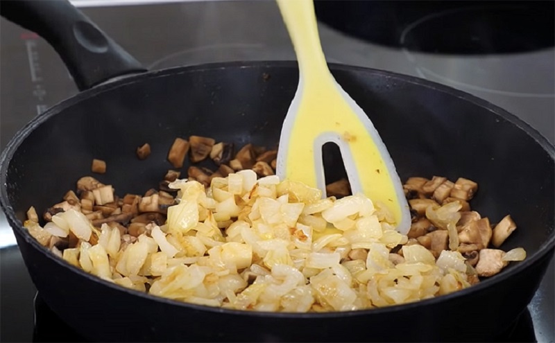 Картофельные котлеты с грибным соусом: простая роскошь традиционной кухни