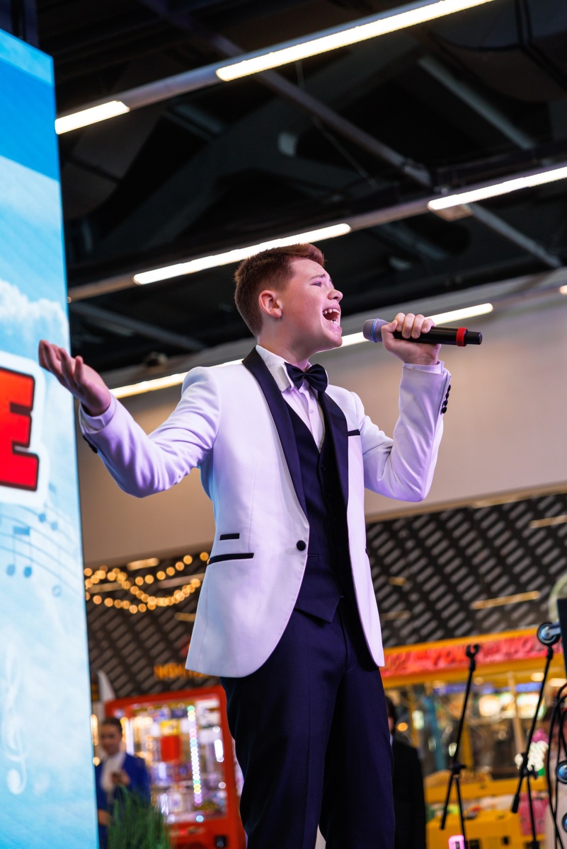 Фото Юрия Корюкова. Максим Фомин исполняет песню "Нам всем нужна одна победа".