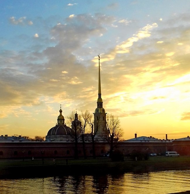 Вид на вечернюю Петропавловскую крепость с Кронверкской набережной /фото из личного архива, 2017/