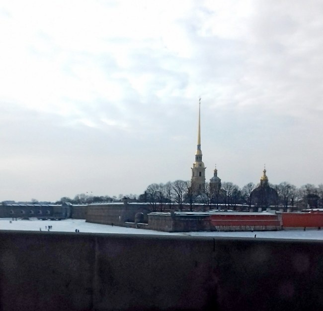 Вид на зимнюю Петропавловскую крепость с Троицкого моста /фото из личного архива, 2018/