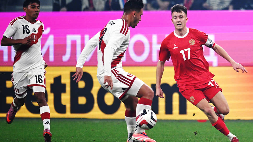 Товарищеский матч по футболу между сборными командами России и Перу на стадионе "Газпром Арена". Игрок сборной России Александр Головин (справа) во время матча..📷Фото: Антон Новодерёжкин / Коммерсантъ
