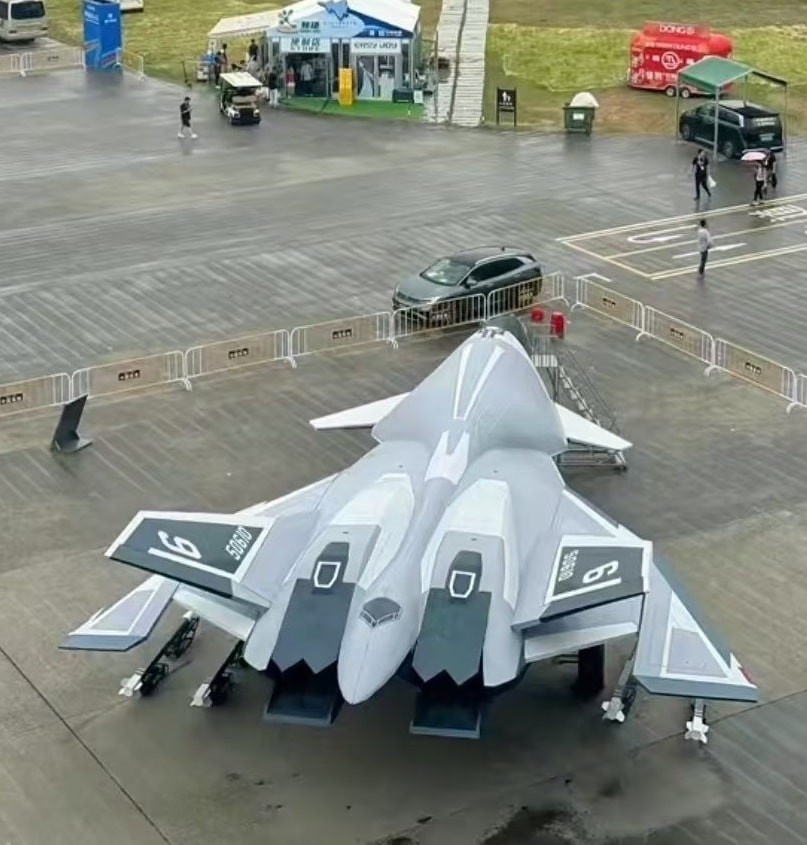 Картинки Яндекса. Китайский истребитель 6-го поколения «Белый император» (Baidi), представленный в виде «макета» на авиасалоне в Чжухае в 2024 году.

