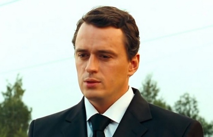 К театру будущий актёр пришёл не сразу.