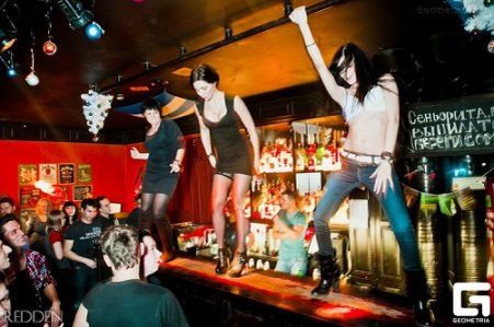 Танцы на барной стойке.