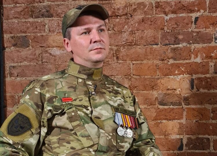 ПОЭТ В ОКОПЕ - БОЛЬШЕ ЧЕМ ПОЭТ: МЕСТО ЛИ СЕГОДНЯ ХОРОШИМ ПИСАТЕЛЯМ НА ФРОНТЕ ИЛИ ИХ ЛУЧШЕ ПОБЕРЕЧЬ В ТЫЛУ?