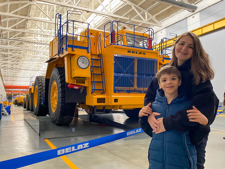 Гуляем семьёй по заводу БелАЗ