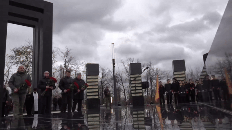    Вместе с Сергеем Владиленовичем Кириенко и Денисом Пушилиным открыли мемориал на военном кладбище "Донецкое море". Это священное место для всех дончан. GIF: видео на ТГ-канале "Жога"