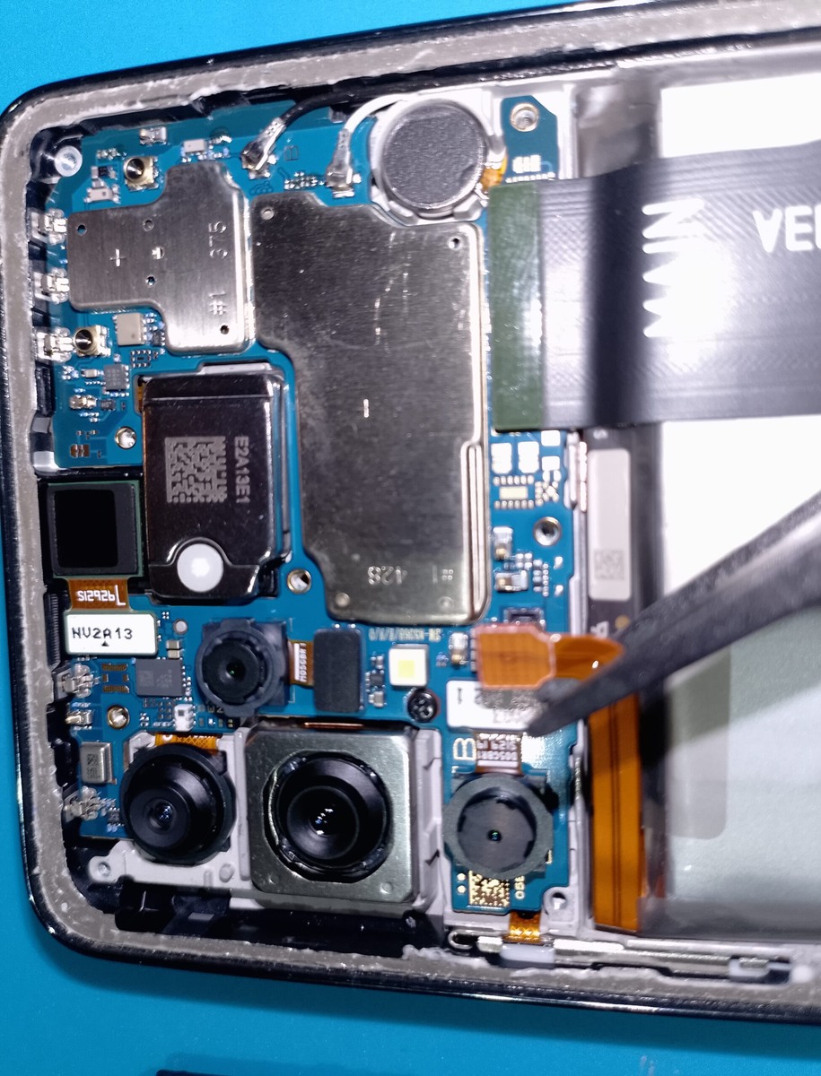    Сначала отключаем АКБ — это базовая безопасность.