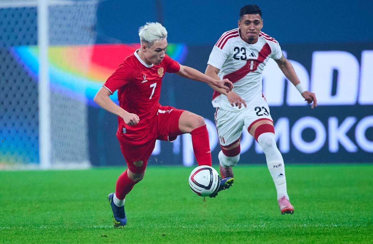    Полузащитник сборной России Алексей Батраков и защитник сборной Перу Сесар Инга (слева направо) во время матча / Источник: © Евдокимов Вячеслав/ФК «Зенит»/ТАСС