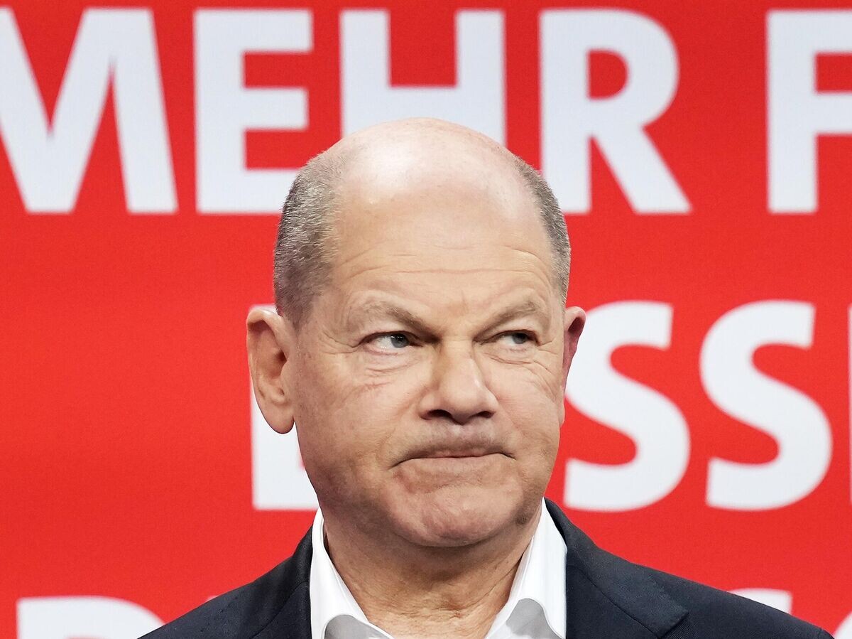    Канцлер Германии Олаф Шольц после объявления первых прогнозов результатов выборов в штаб-квартире Социал-демократической партии (СДПГ) в Берлине© AP Photo / Ebrahim Noroozi