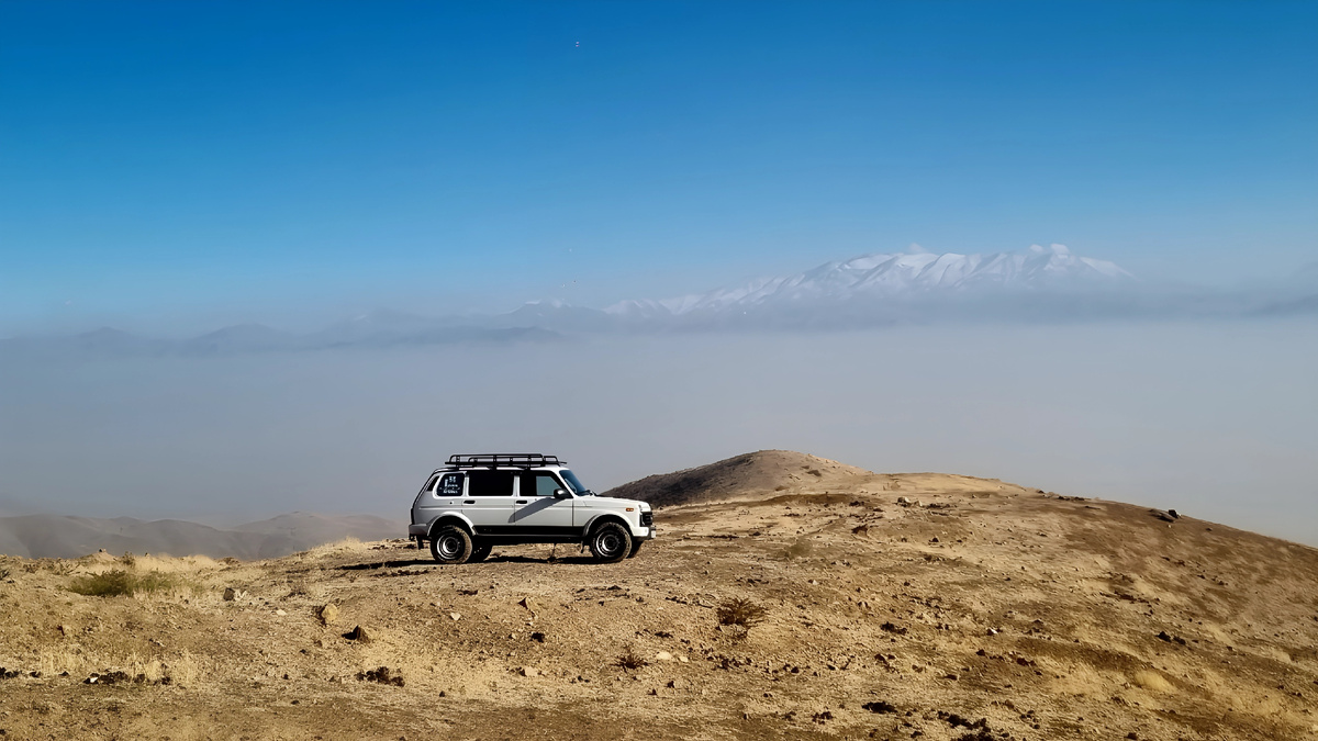 «Техника в диалоге с вечностью». 
Стальной конь на фоне снежных пиков — метафора её пути: через технологию к природной гармонии. 