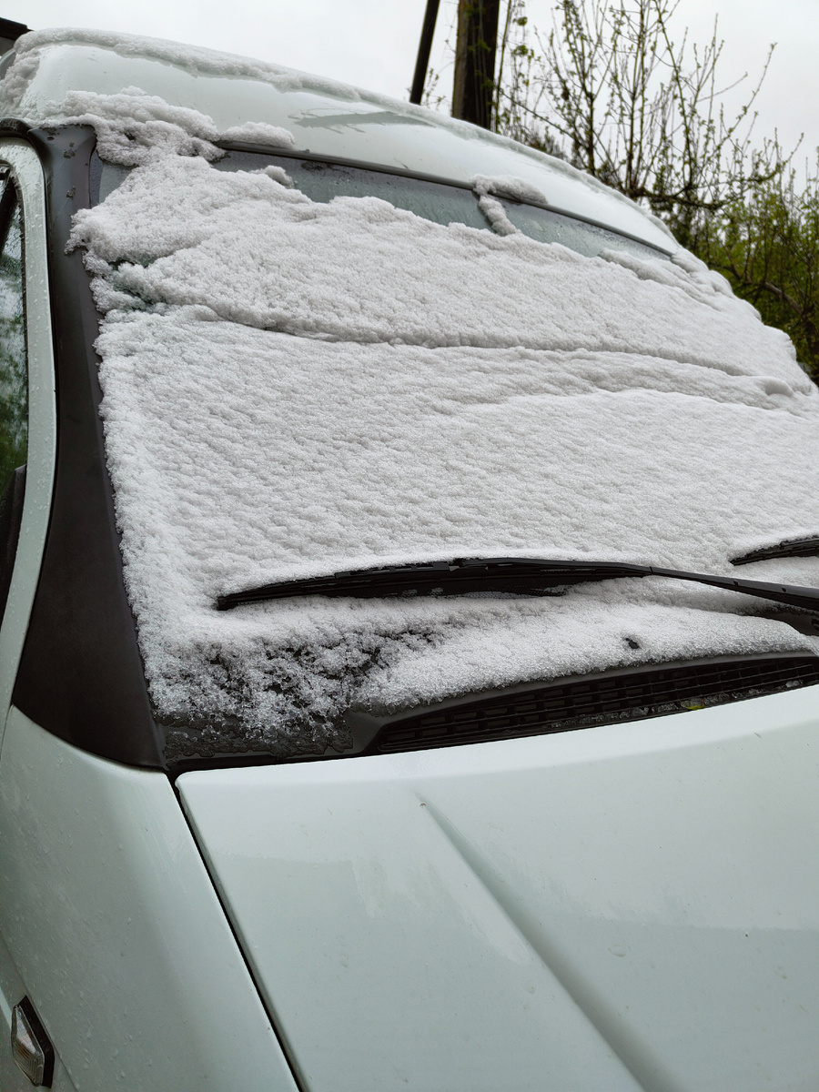 К обеду снег начал таять.