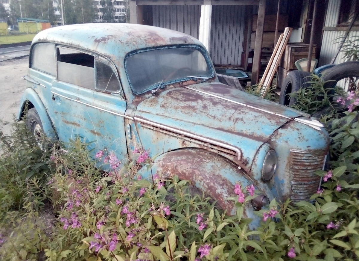 Можно сказать, этой машине повезло. Она стояла на «полузакрытой» территории, так что следов вандализма и разграбления почти не имеет