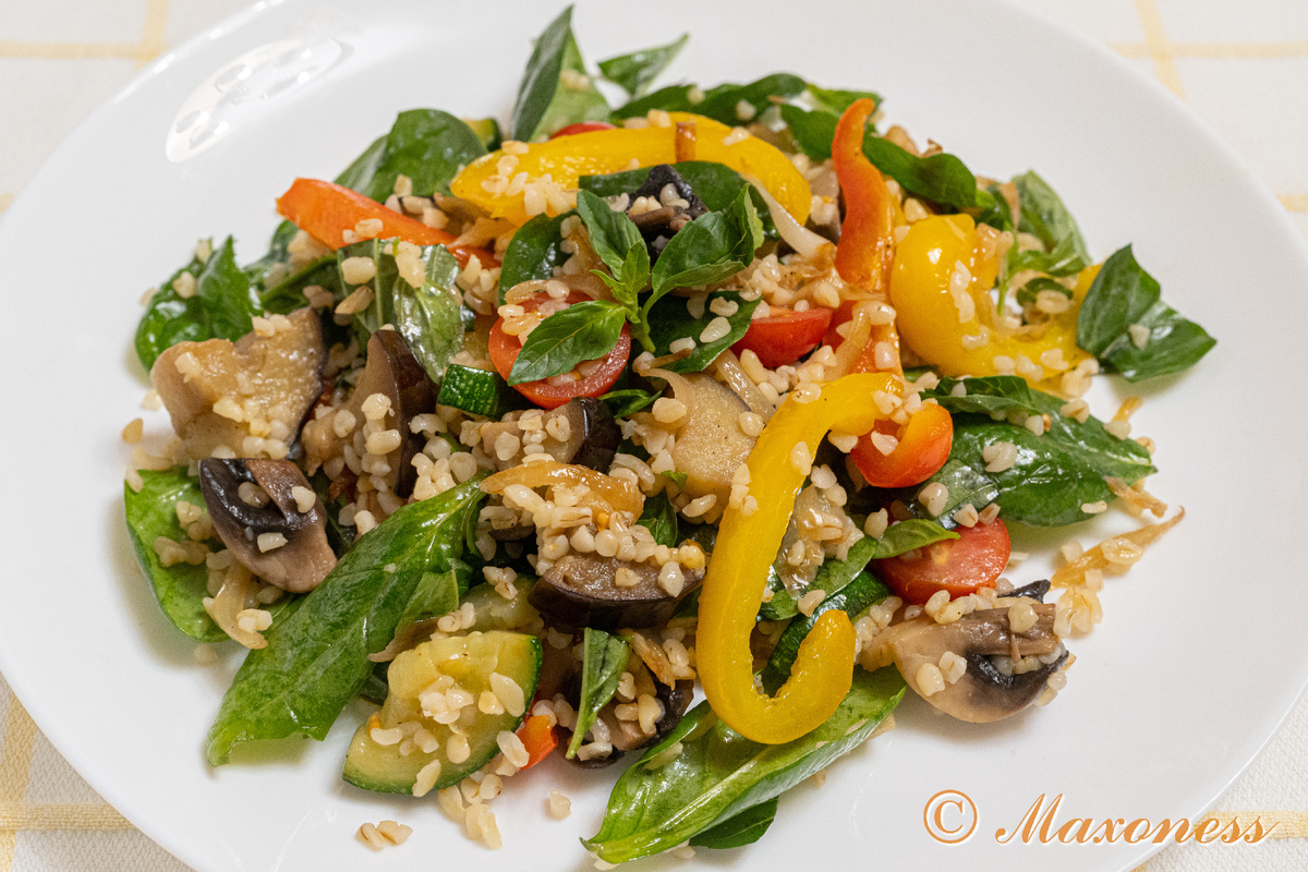 Булгур со шпинатом и обжаренными овощами