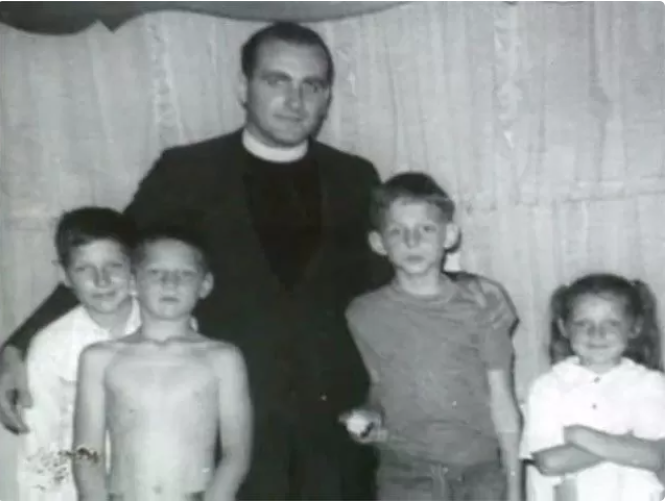 Ричард Р. Лавинь и дети из семьи Крото