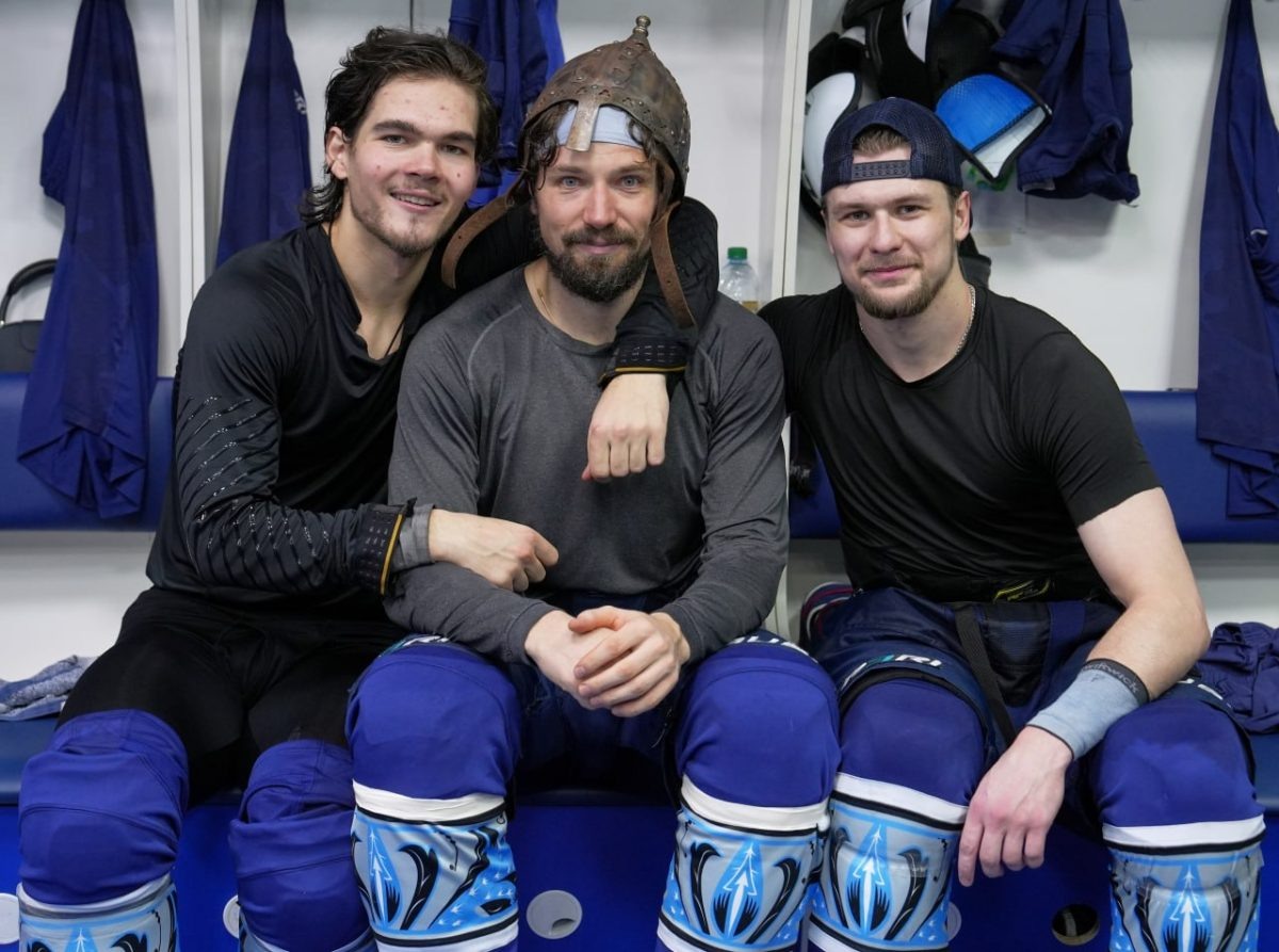    Шлем лучшего игрока получил Алексей Кручинин, с 600-м матчем в КХЛ его поздравили Богдан Конюшков и Сергей Гончарук