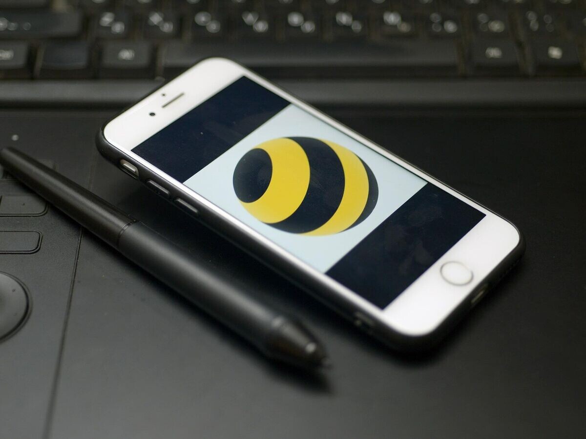    Логотип "Билайн" на экране смартфона© РИА Новости / Евгений Колотев